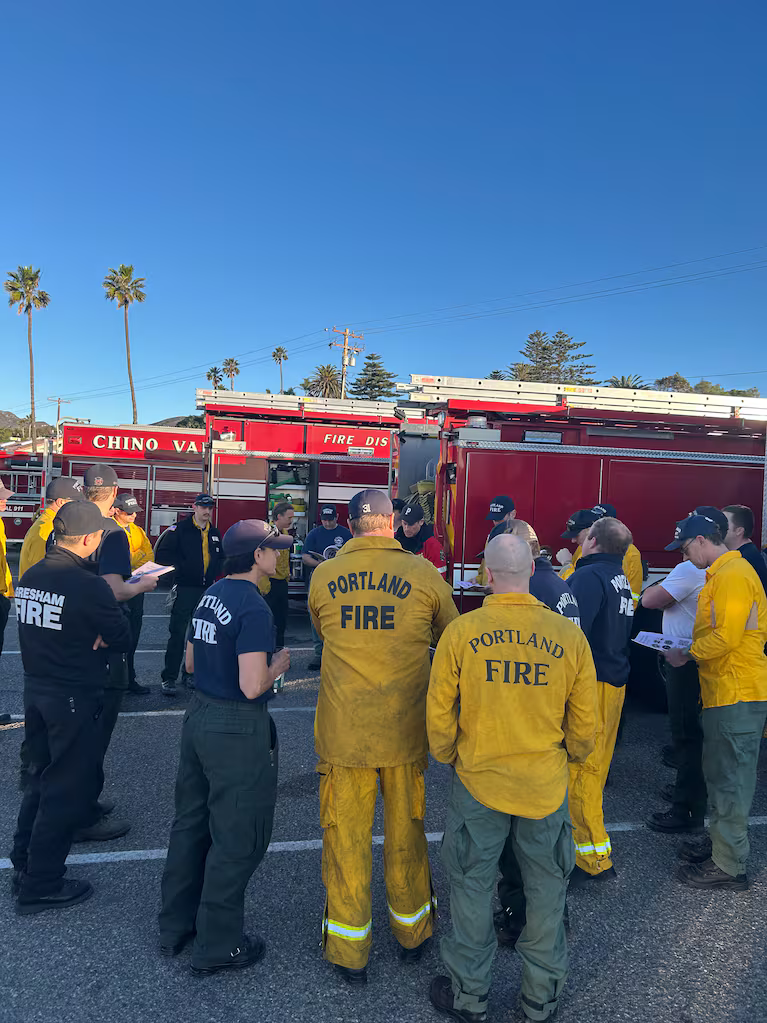 300 Oregon firefighters, 75 engines arrive in Los Angeles to aid in tackling Palisades Fire