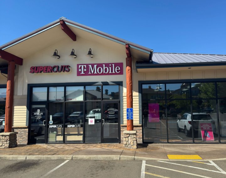 T-Mobile Store at Steelhead Run Plaza to Close